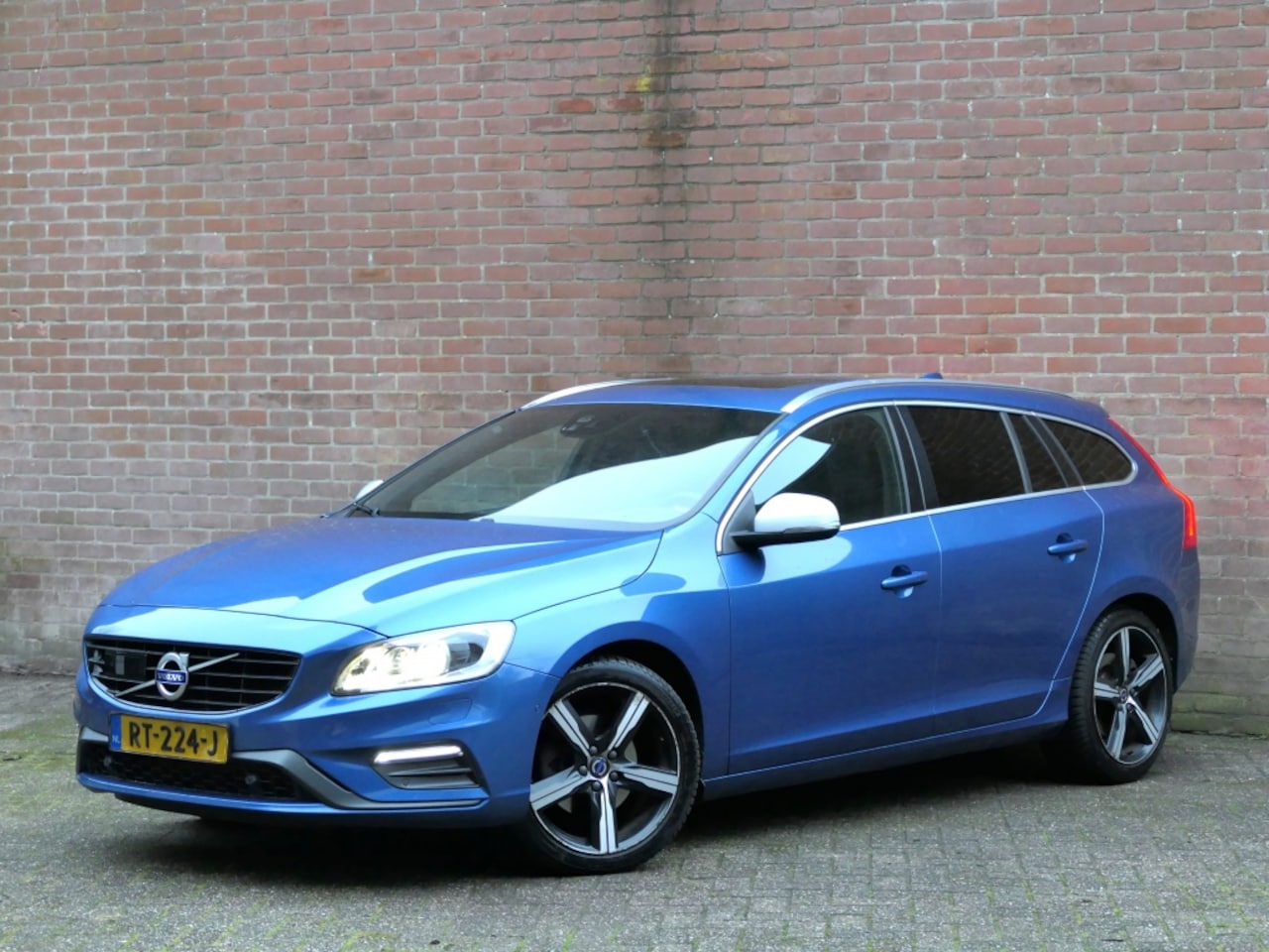 Volvo V60 - 2.0 T4 AUT Bus. Sport 12 MND garantie Schuifdak / Adaptive Cruis - AutoWereld.nl