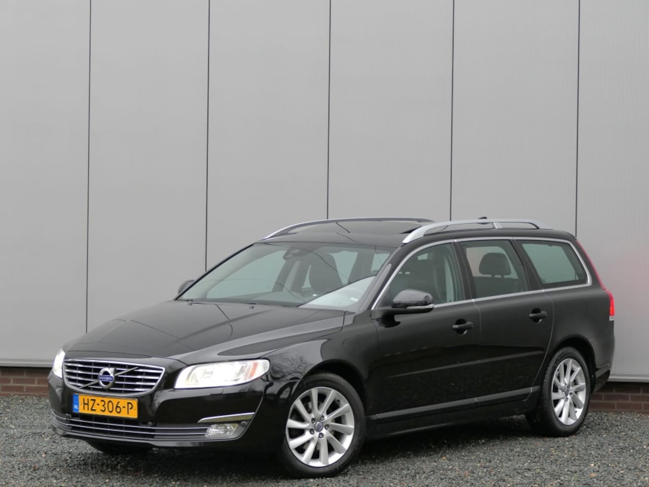 Volvo V70 - 2.0 T4 AUT Inscription Edition. Schuifdak / Standkachel / Houten - AutoWereld.nl