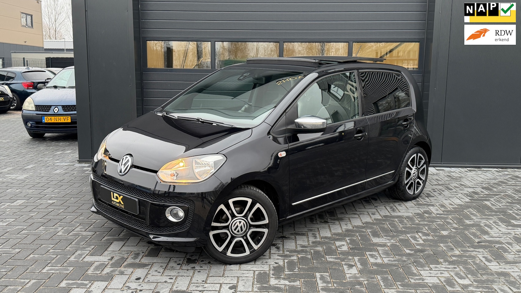 Volkswagen Up! - 1.0 high up! BlueMotion Airco|Pano|Navi|5-Deurs - AutoWereld.nl