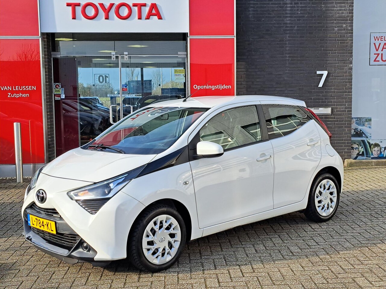 Toyota Aygo X - X-Play NAVIGATIE SPEEDLIMITER ACHTERUITRIJCAMERA - AutoWereld.nl