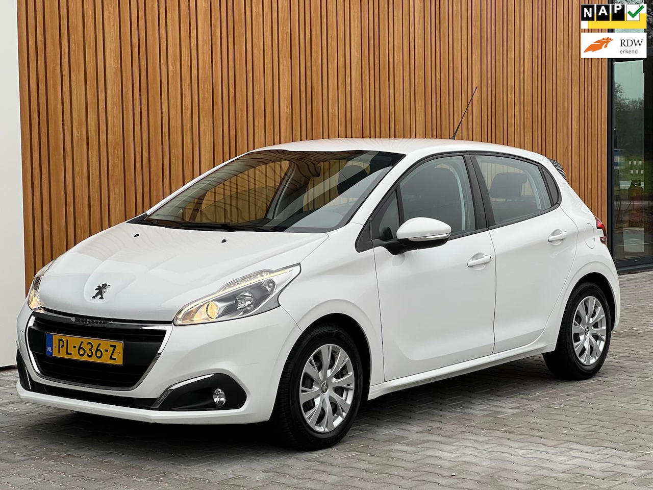 Peugeot 208 - 1.2 PURE TECH BLUE LION 5DRS NAVI CRUISE - AutoWereld.nl