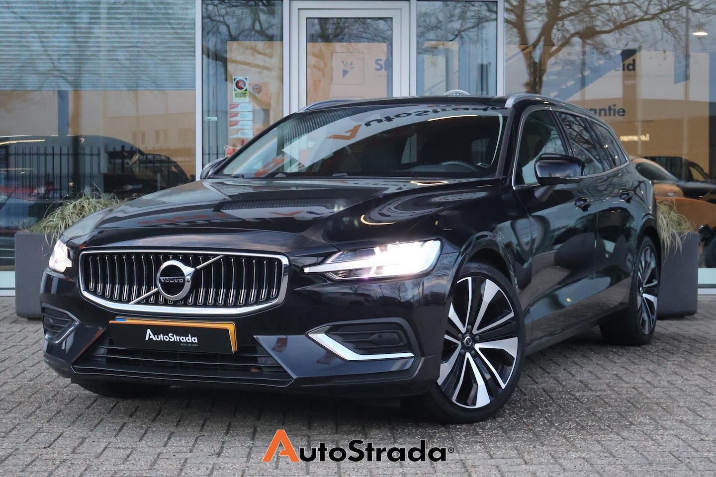 Volvo V60 - B3 Inscription 163pk | ACC | Climate | Memory | Leder | Stoelverwarming | Camera | Carplay - AutoWereld.nl