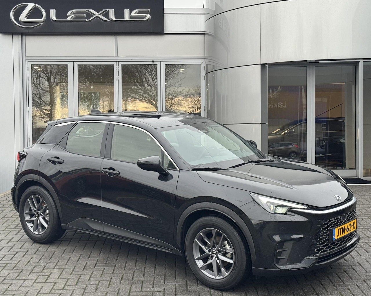 Lexus LBX - 2WD STOELVERW STUURVERW PARK-SENSOR BLIND-SPOT CARPLAY LENDESTEUN - AutoWereld.nl