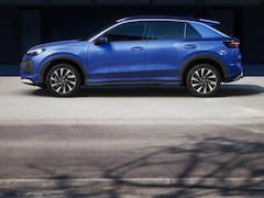 Volkswagen T-Roc - Life First Edition Inclusief €2000, - inruilvoordeel | 'App-Connect' draadloze smartphone