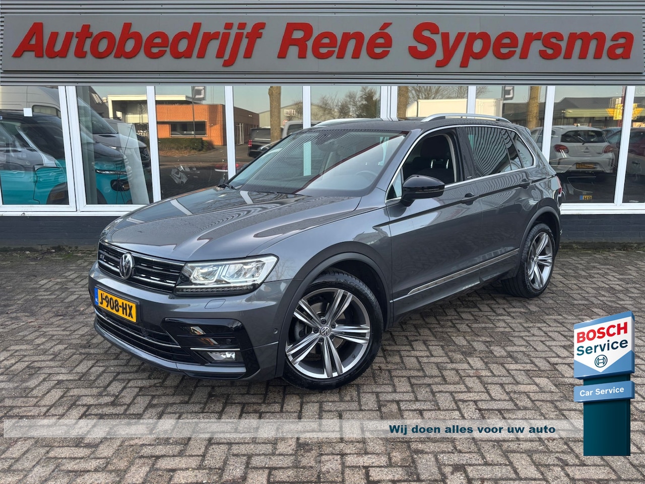 Volkswagen Tiguan - 1.5 TSI ACT Highline Business R | Trekhaak | Pano | Stoelverwarming | Dodehoek Detector - AutoWereld.nl