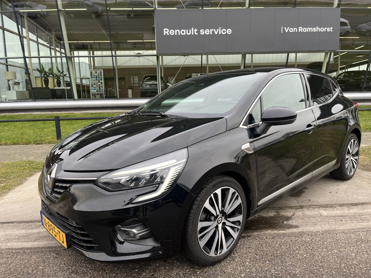 Renault Clio - 1.0 TCe Initiale Paris / Camera / Apple Carplay - Android Auto / Stoelverw. Stuurverw. / K - AutoWereld.nl