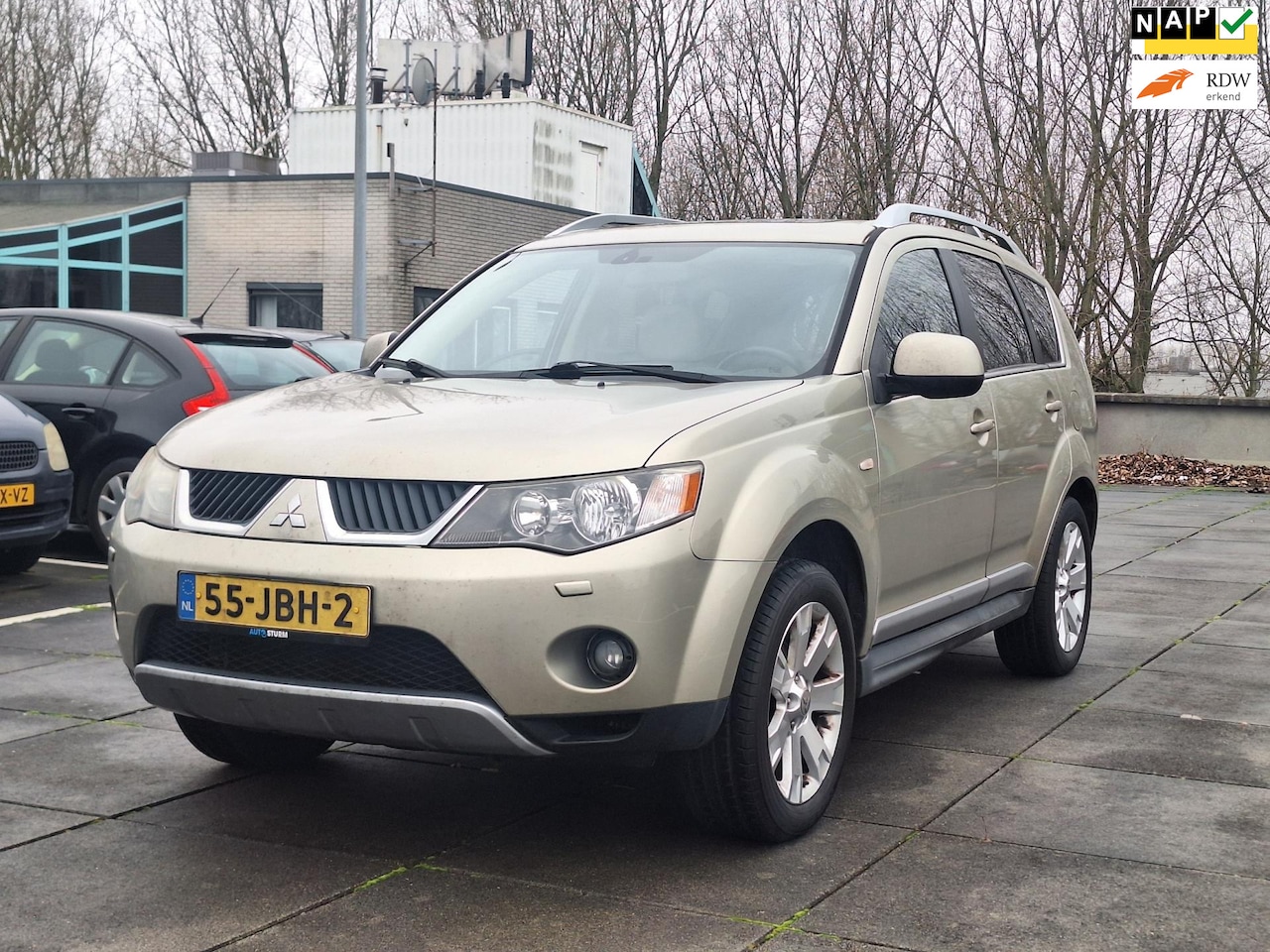 Mitsubishi Outlander - €6500,-2.4 Automaat 7P 4x4 Airco Apk Nap Trekhaak Cruise - AutoWereld.nl