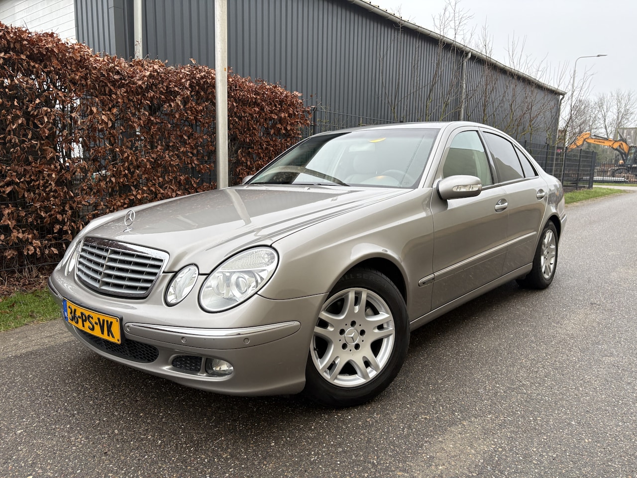 Mercedes-Benz E-klasse - 240 Elegance / AUTOMAAT / LEER / NAVI / CRUISE - AutoWereld.nl