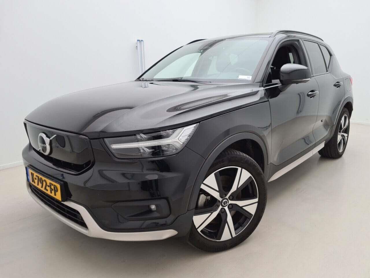 Volvo XC40 - RECHARGE P8 AWD R-DESIGN/PANO/TREKHAAK/ACARPLAY/FABRIEKSGARANTIE - AutoWereld.nl