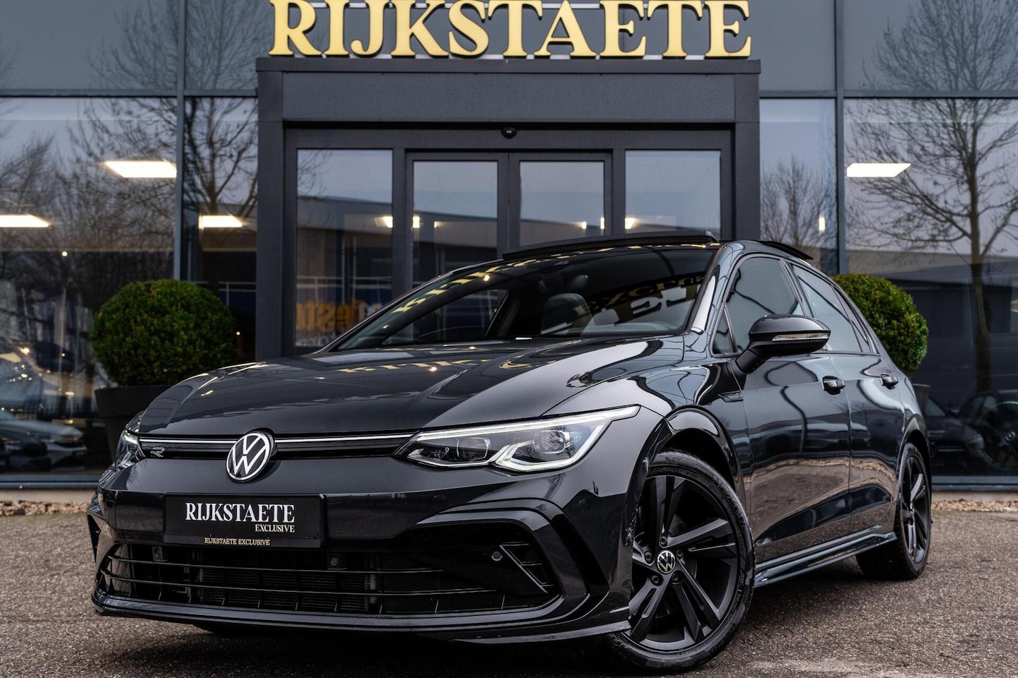 Volkswagen Golf - 2.0 TSI R-Line|PANO|ACC|SFEERVERL.|CAMERA - AutoWereld.nl