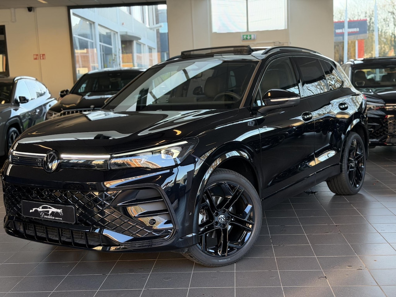 Volkswagen Tiguan - 1.5 eTSI R-Line Pano / 360 / Leder / Massage - AutoWereld.nl