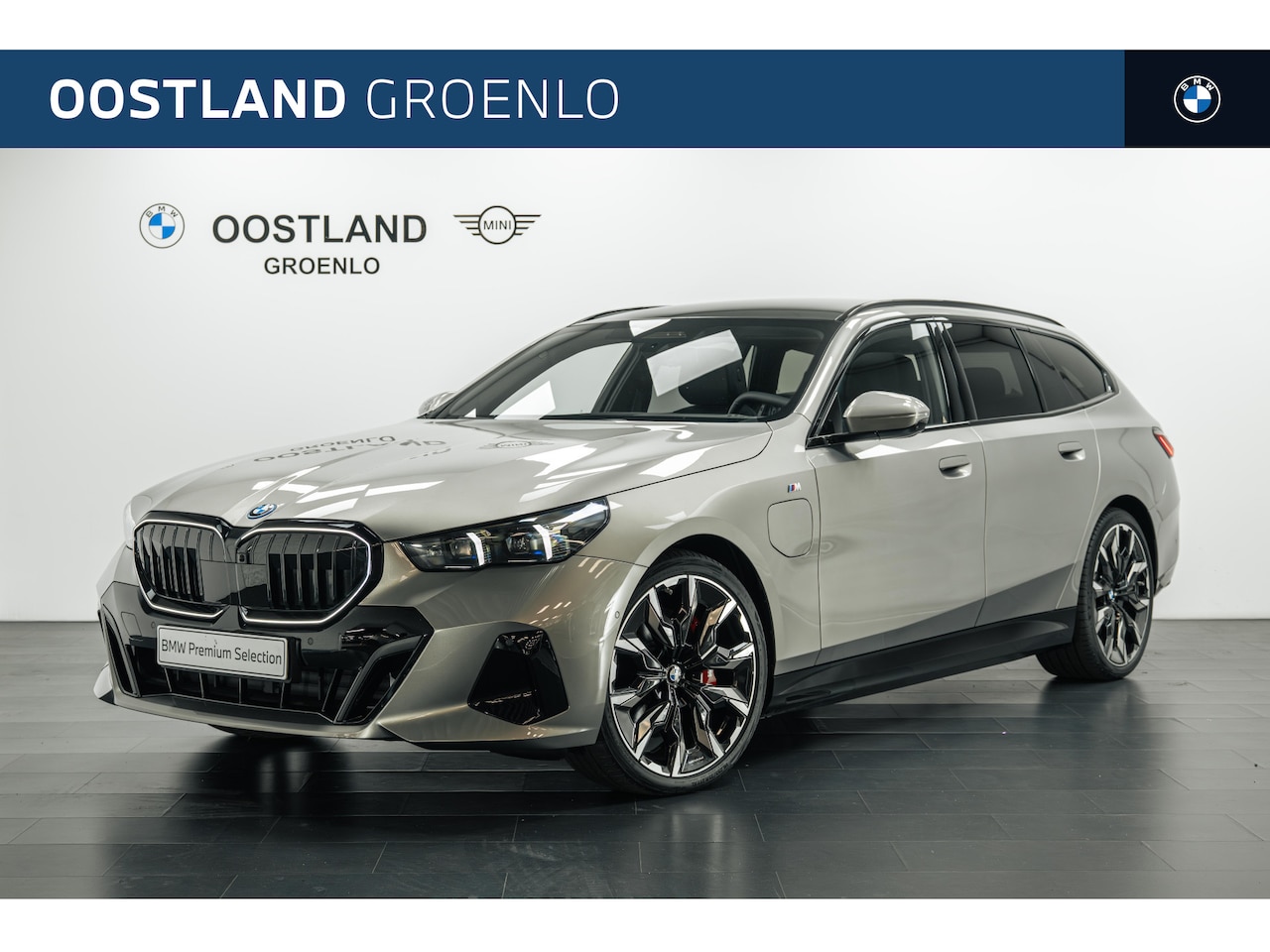 BMW 5-serie Touring - 550e xDrive M Sport Automaat / Panoramadak / Trekhaak / Bowers & Wilkins / Adaptief onders - AutoWereld.nl