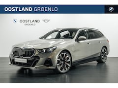 BMW 5-serie Touring - 550e xDrive M Sport Automaat / Panoramadak / Trekhaak / Bowers & Wilkins / Adaptief onders