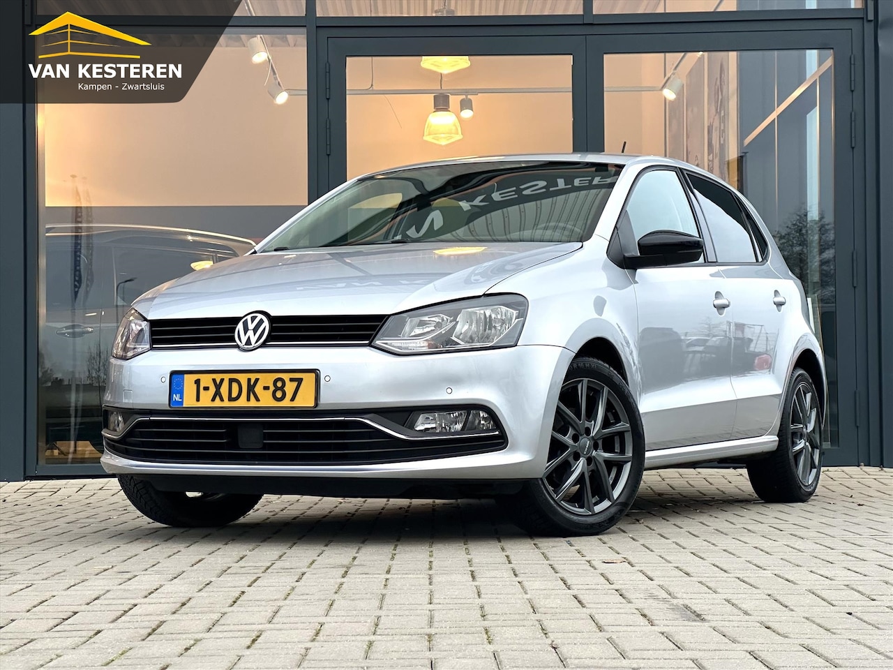 Volkswagen Polo - 1.2 TSI 90pk 5drs First Edition | Trekh.| Climate | Nav. | Cruise C. | PDC V+A | LMV | NL - AutoWereld.nl