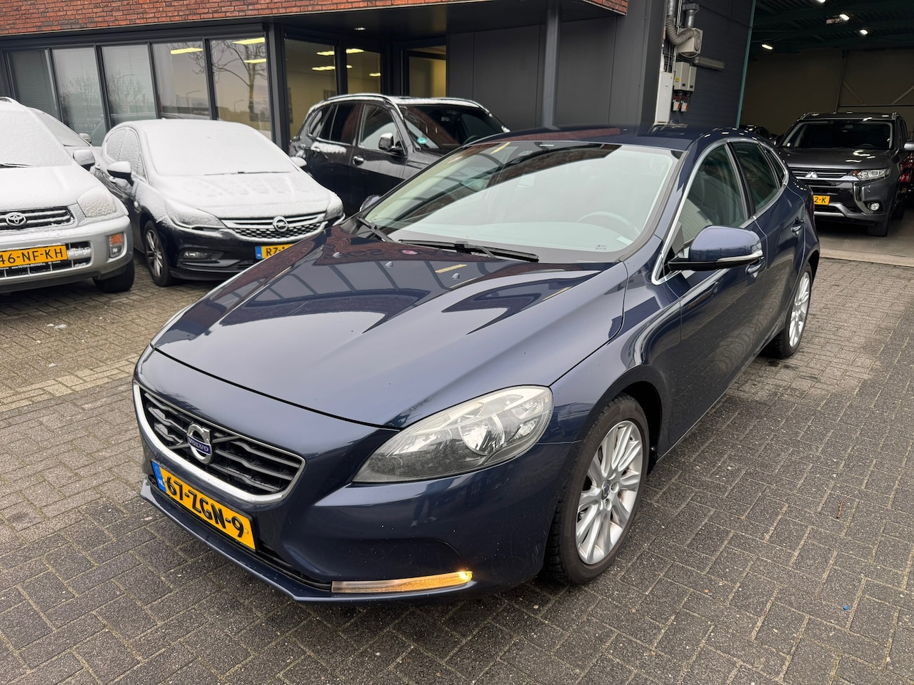 Volvo V40 - 1.6 T3 Momentum CAMERA CRUISE KEYLESS TREKHAAK ORIG NL NAP - AutoWereld.nl