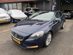 Volvo V40 - 1.6 T3 Momentum CAMERA CRUISE KEYLESS TREKHAAK ORIG NL NAP