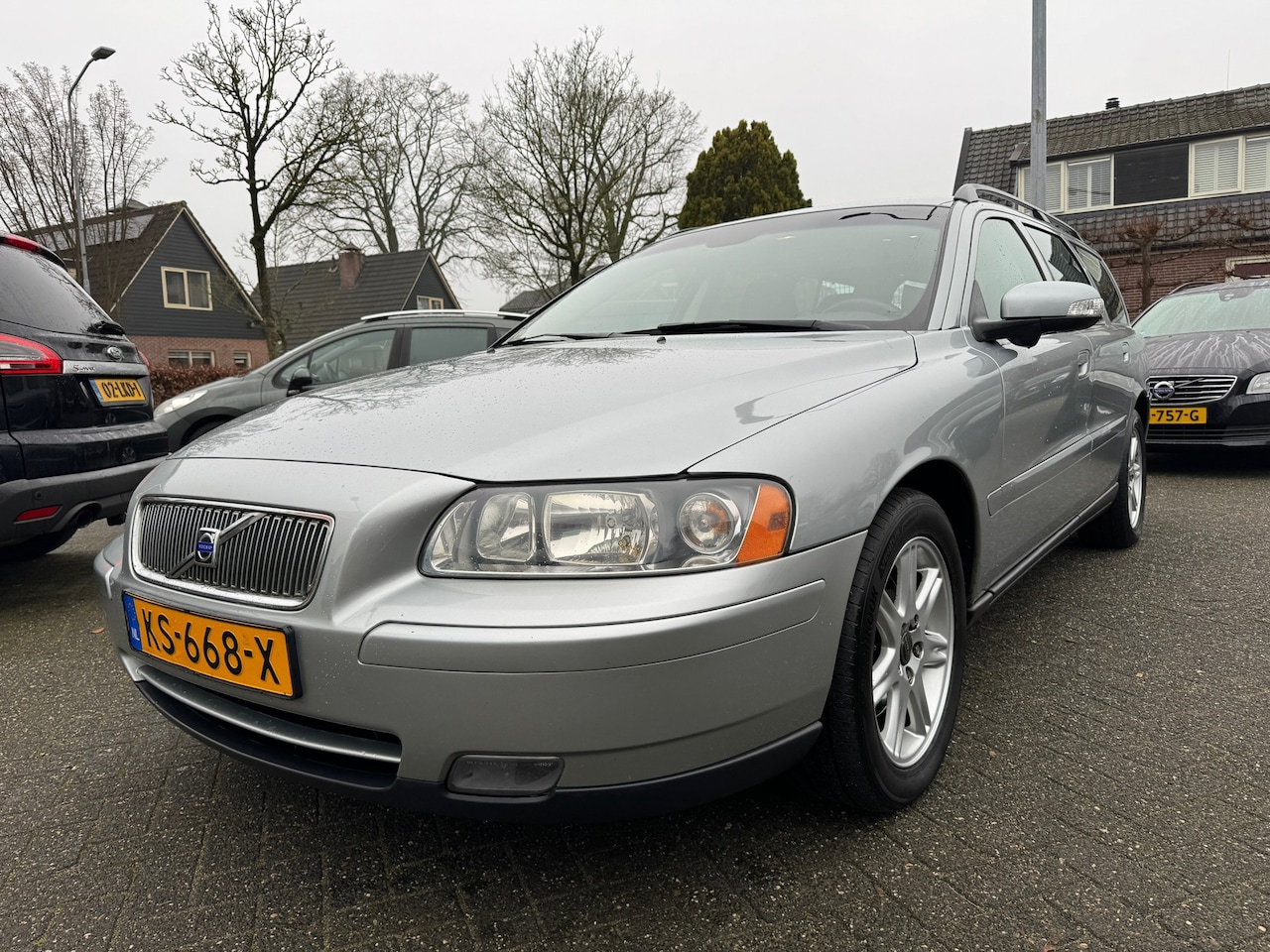 Volvo V70 - 2.4D Edition 2.4D Edition,Apk 12/7/26,Airco,Cruise,Leder,St verw. - AutoWereld.nl