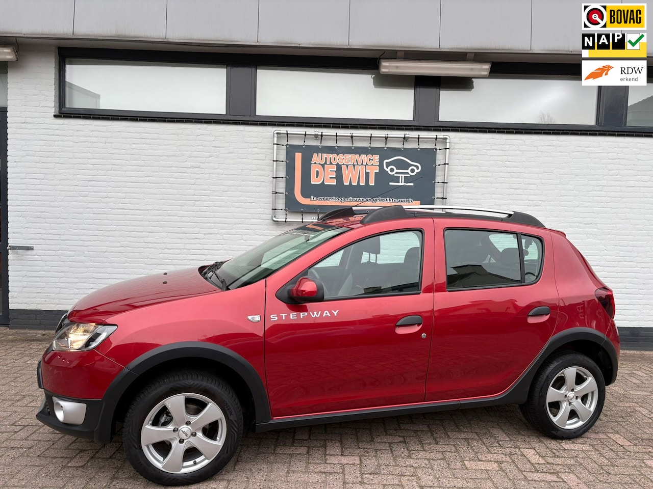 Dacia Sandero Stepway - 0.9 TCe Lauréate trekhaak, cruise control, navigatie - AutoWereld.nl