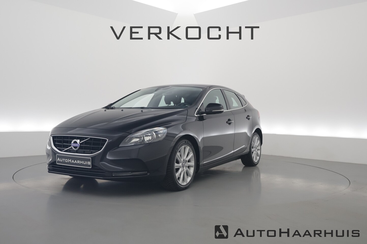 Volvo V40 - 1.6 T4 Momentum Aut. | Trekhaak | Navi | Cruise | PDC A | 17" | Clima - AutoWereld.nl