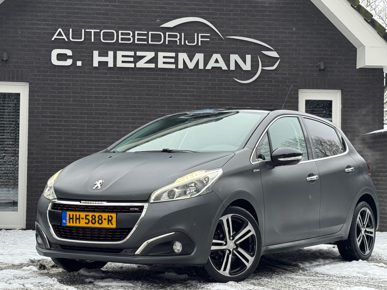Peugeot 208 - 1.2 110PK GT-line MAT GRIJS PANO NAVI BOMVOL CAMERA SPORT INTERIEUR - AutoWereld.nl