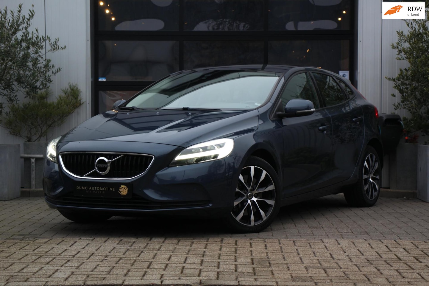 Volvo V40 - 1.5 T2 Signature Edition - LEDER - AUTOMAAT - PANORAMADAK - CAMERA - LED - NAVIGATIE - STO - AutoWereld.nl