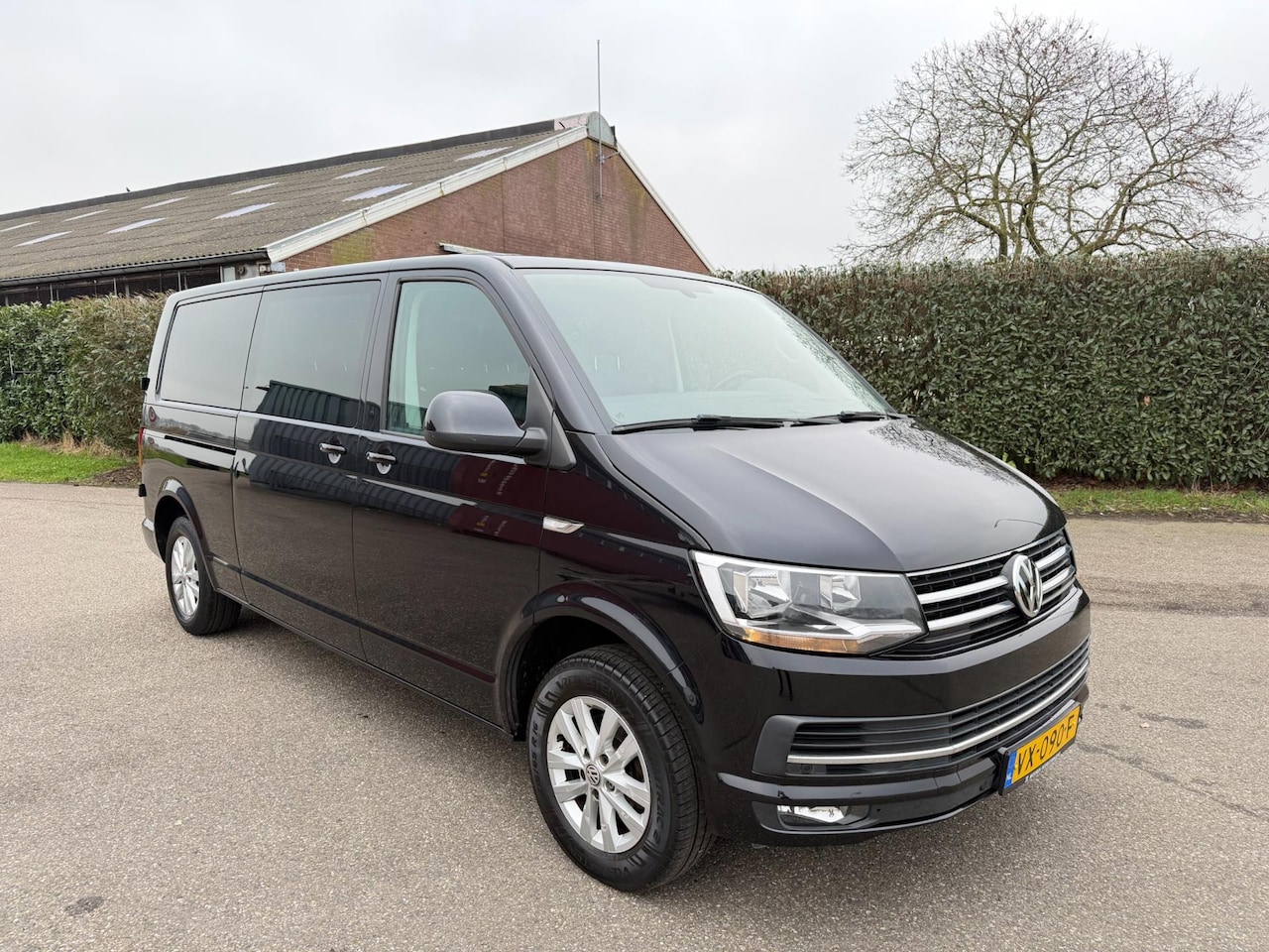Volkswagen Transporter - 2.0 TDI 140PK AUT. L2H1 DC - HIGHLINE - AutoWereld.nl