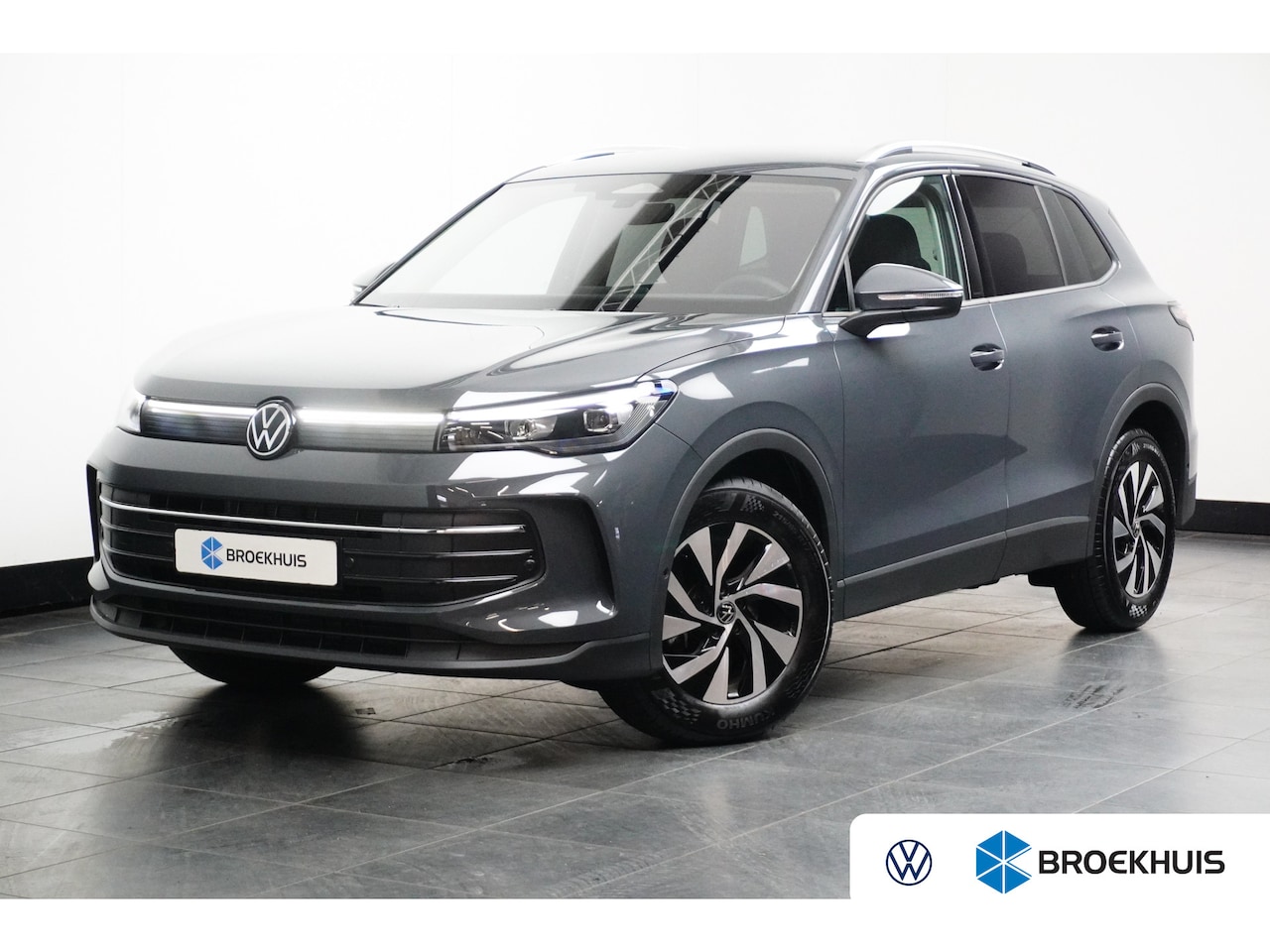 Volkswagen Tiguan - 1.5 eTSI 150PK DSG Life | "Venezia" 7J x 17, Black, diamond-turned | Achteruitrijcamera | - AutoWereld.nl