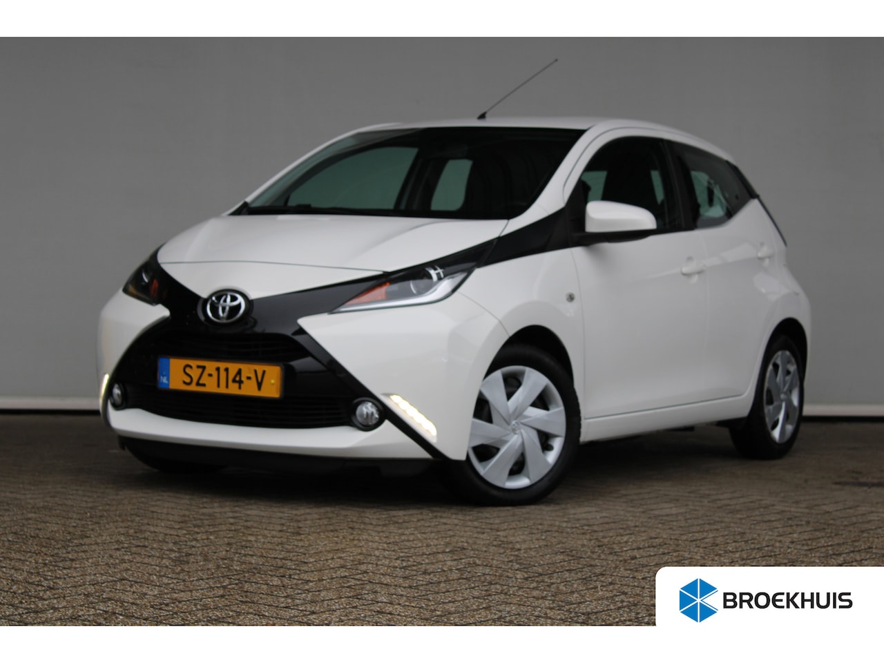 Toyota Aygo - 1.0 VVT-i x-nav | Navigatie | Achteruitrijcamera | Cruise control | Elektrische ramen voor - AutoWereld.nl