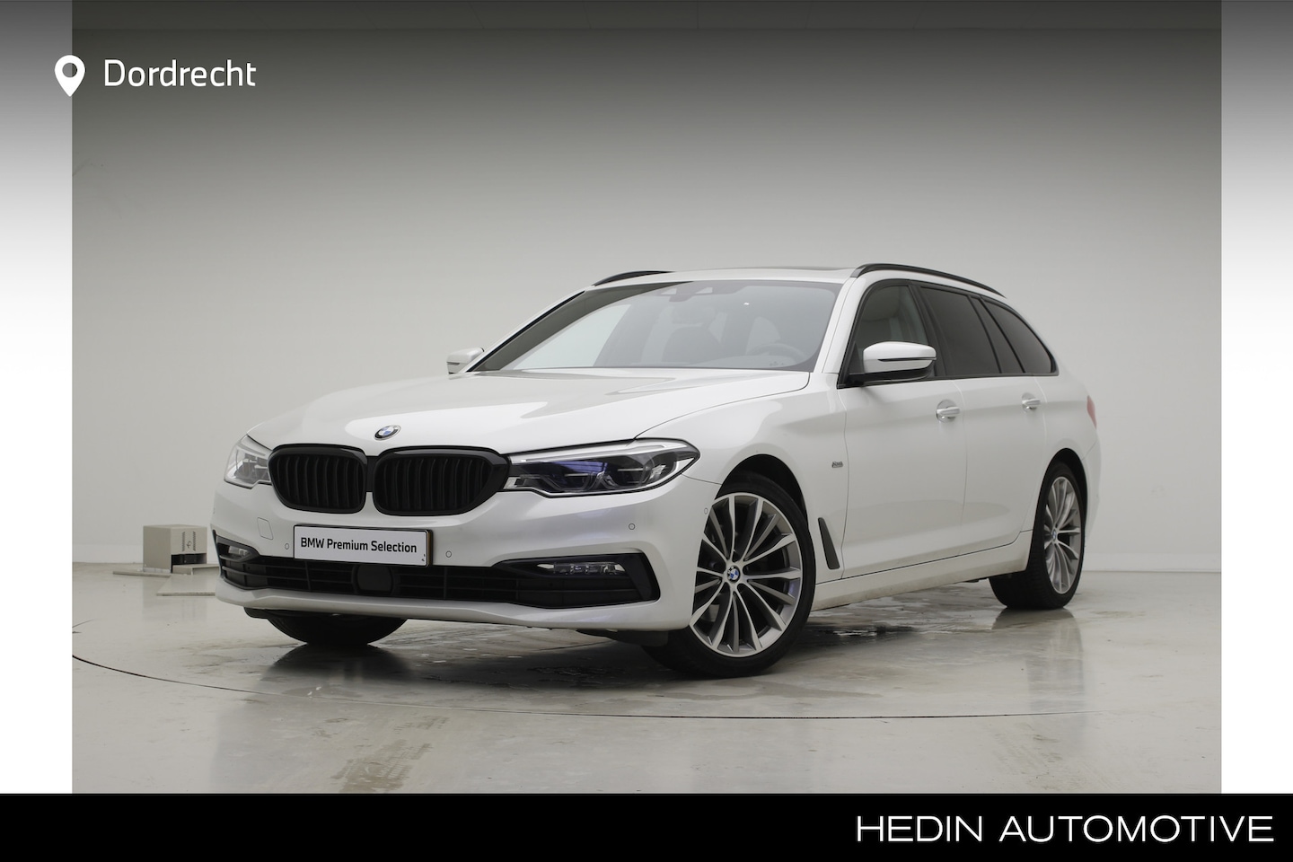 BMW 5-serie Touring - 520i High Executive | Sportline | Panorama | Comfortzetels | 19" | Camera | Driving Assist - AutoWereld.nl