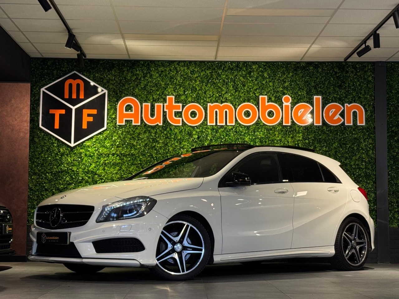 Mercedes-Benz A-klasse - 180 AMG Night Ed.|PANO|Org. NL|RODE GORDEL - AutoWereld.nl