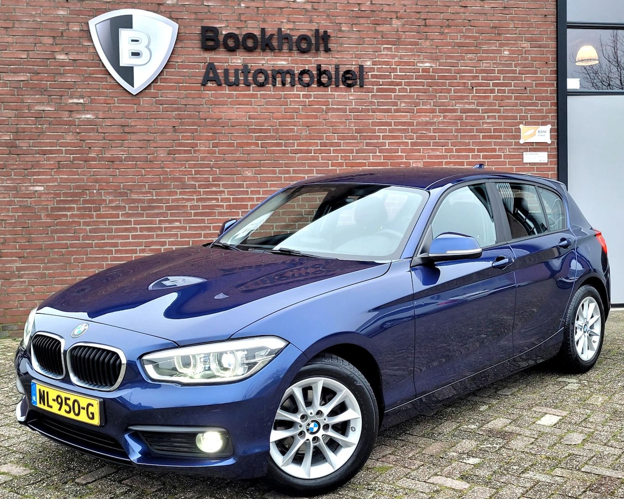 BMW 1-serie - 118i Sport-stoelen, Trekhaak, Navi, Cruise, LED - AutoWereld.nl