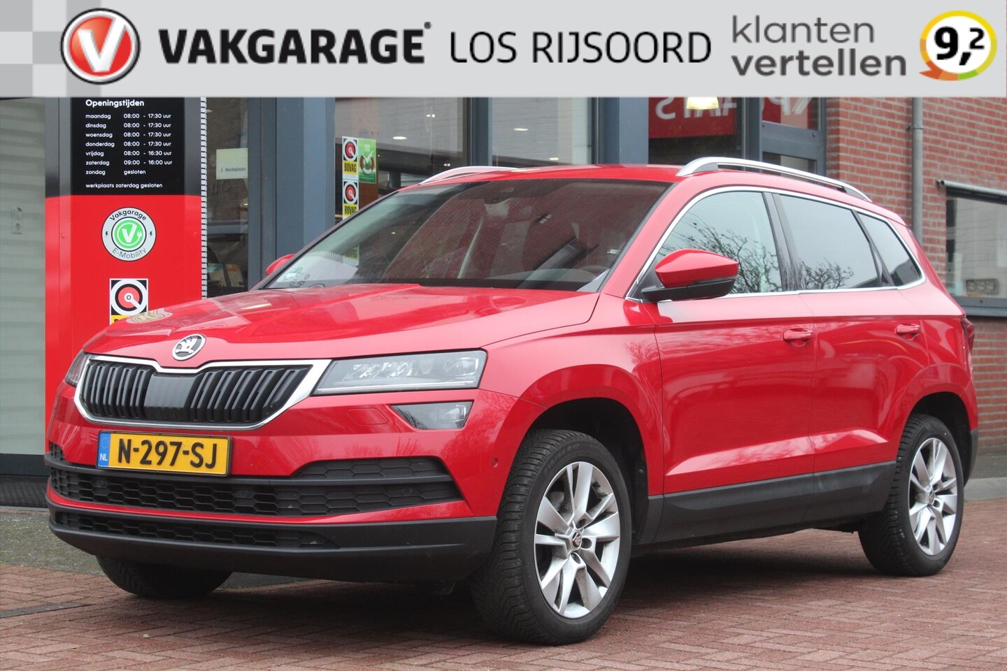 Skoda Karoq - 1.5 TSI *Business* | Carplay | Adaptive Cruise & Climate Control | Camera | Stoel & Stuur - AutoWereld.nl