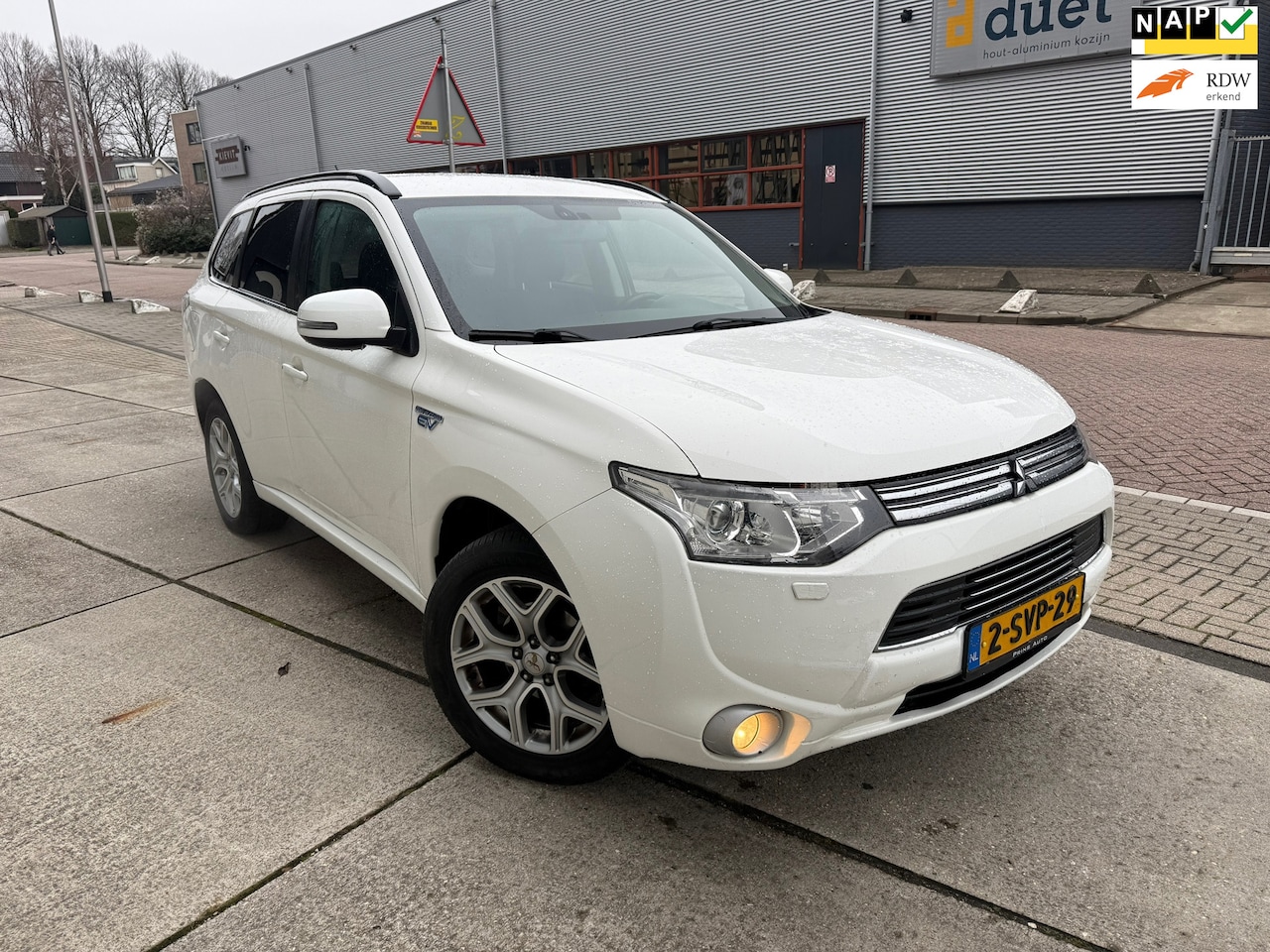 Mitsubishi Outlander - 2.0 PHEV instyle+ AUTOMAAT CLIMA Plug in Hybrid - AutoWereld.nl