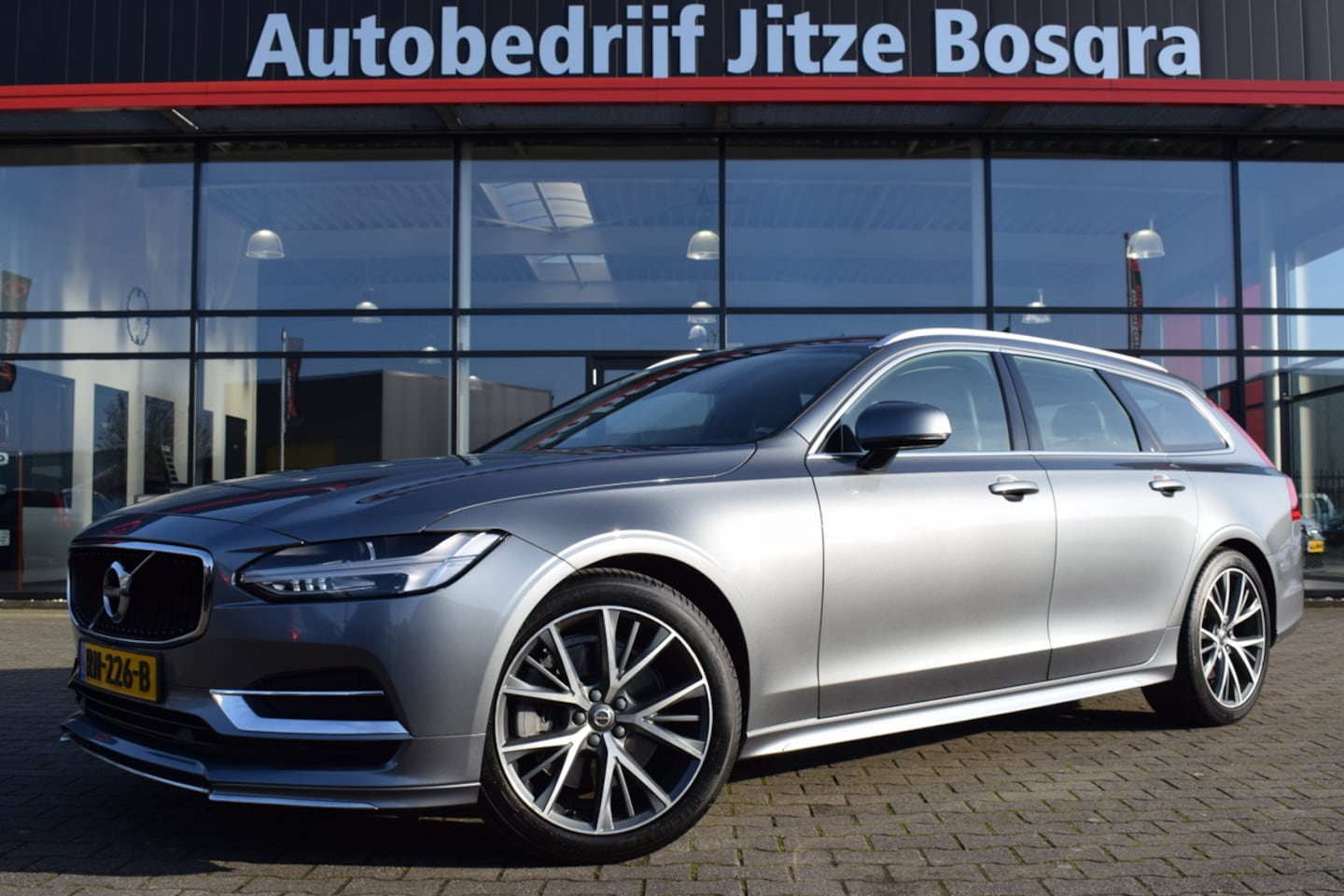 Volvo V90 - 2.0 T5 Automaat Momentum LED | Zwart Leder | Carplay | Camera | Trekhaak | Dealer Onderhou - AutoWereld.nl