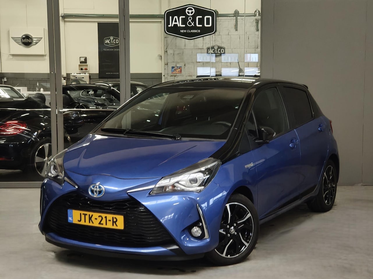 Toyota Yaris - 1.5 Hybrid Bi-Tone Plus Camera 100% onderhouden - AutoWereld.nl
