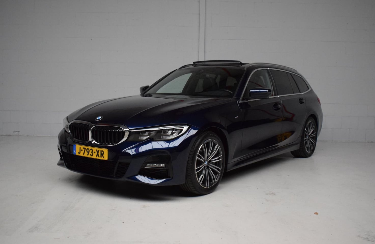 BMW 3-serie Touring - 318i M Sport ORG.NED / PANORAMADAK / DIGITALE TELLERS / LEER / NAP / DEALER-ONDERHOUDEN - AutoWereld.nl