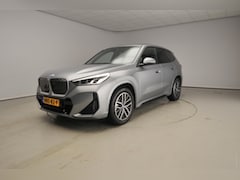 BMW iX1 - eDrive20 | M-Sportpakket | LED | Navigatie | Schuifdak | Trekhaak | Elektr. zetels | DAB |