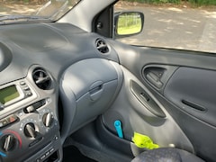 Toyota Yaris - 1.3-16V VVT-i Luna