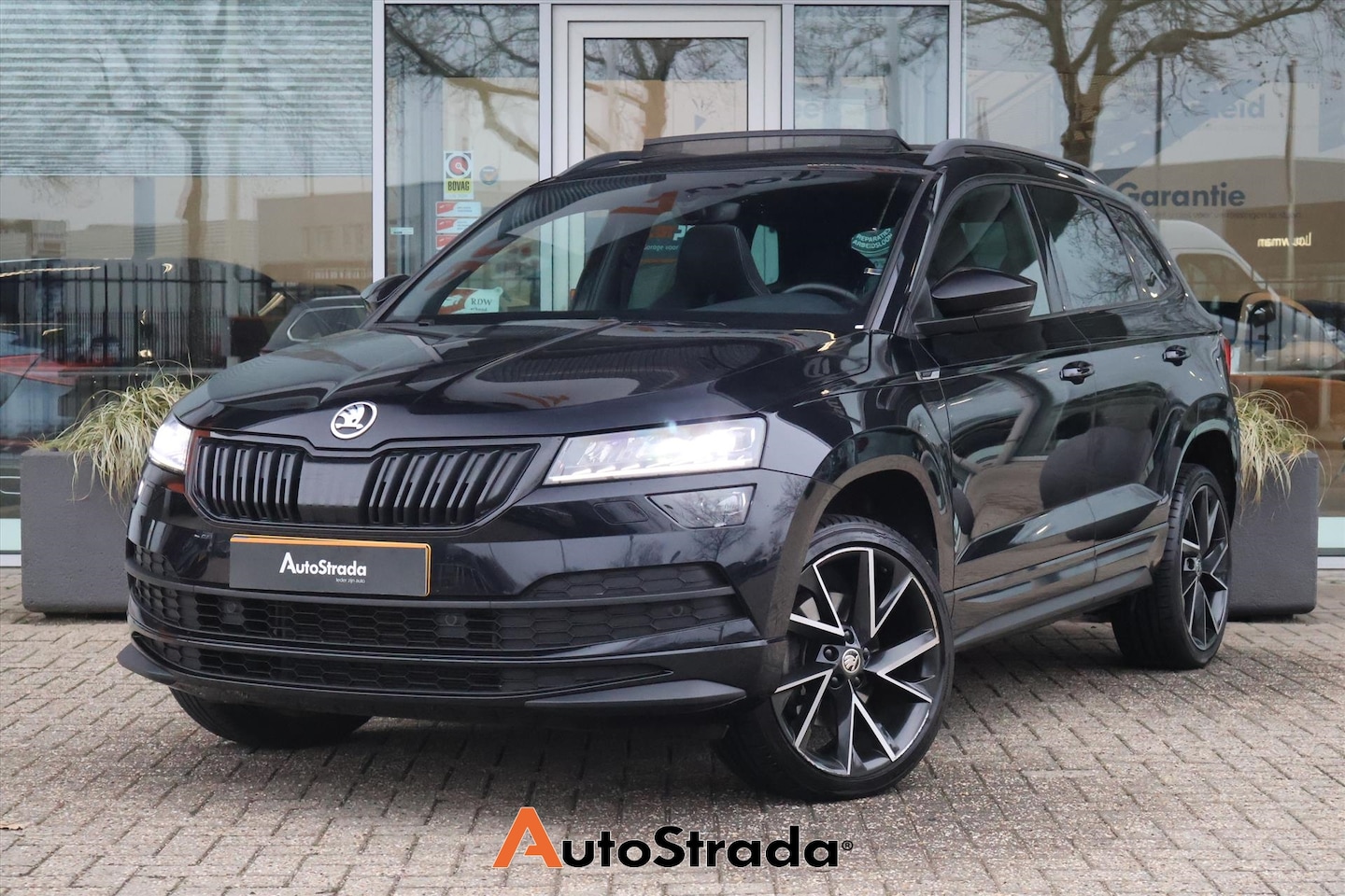 Skoda Karoq - 1.5 SportLine TSI ACT 150pk | Cruise | Climate | Trekhaak | Camera | Virtual | Keyless | S - AutoWereld.nl