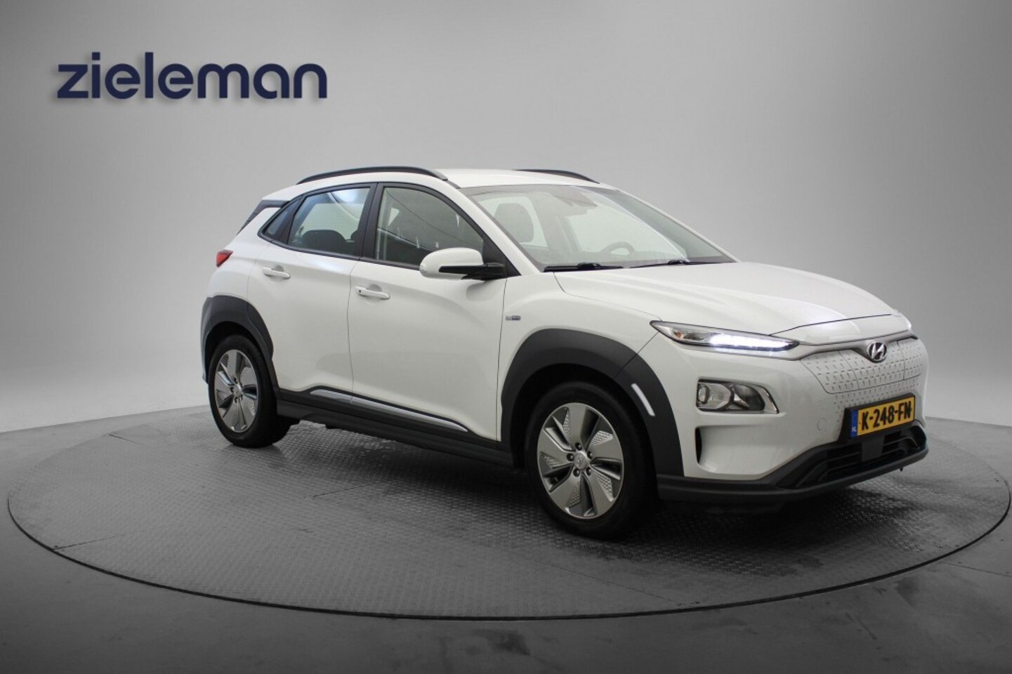 Hyundai Kona Electric - Comfort 64 kWh - Carplay, Navi, Cruise, Camera, Trekhaak, SOH 100% - AutoWereld.nl