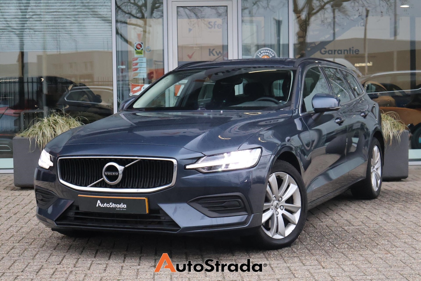 Volvo V60 - B3 Momentum Business 163pk | Adaptive Cruise | Climate | Cruise | Navigatie | Trekhaak | K - AutoWereld.nl