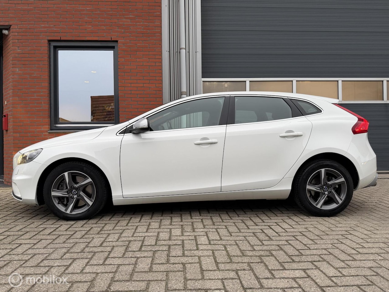 Volvo V40 - 1.5 T2 Geartr. R-Design - pano - xenon - H/k audio - AutoWereld.nl