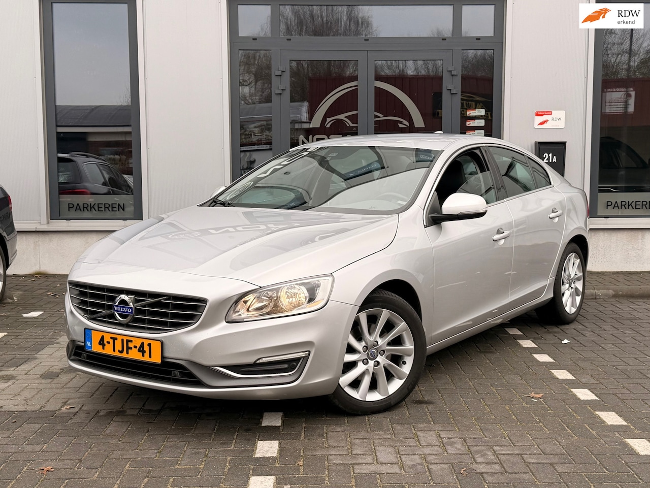 Volvo S60 - 1.6 D2 Summum|Leer|Automaat|Trekhaak|Pdc - AutoWereld.nl