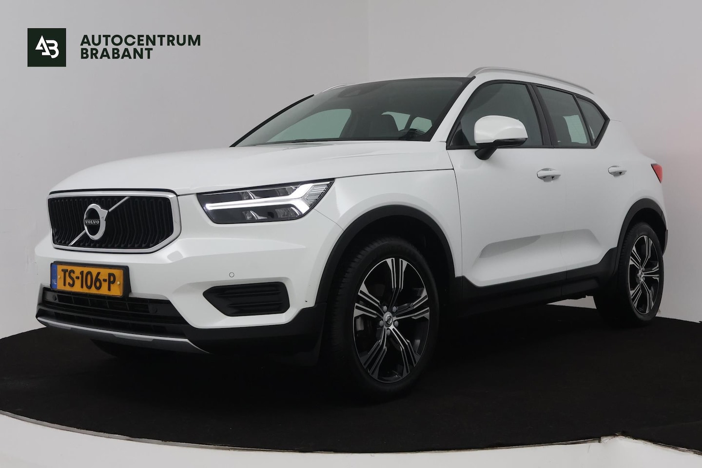 Volvo XC40 - 1.5 T3 Momentum (NAVIGATIE, ELEKT. WEGKLAPBARE TREKHAAK, STOELVERWARMING, CAMERA) - AutoWereld.nl