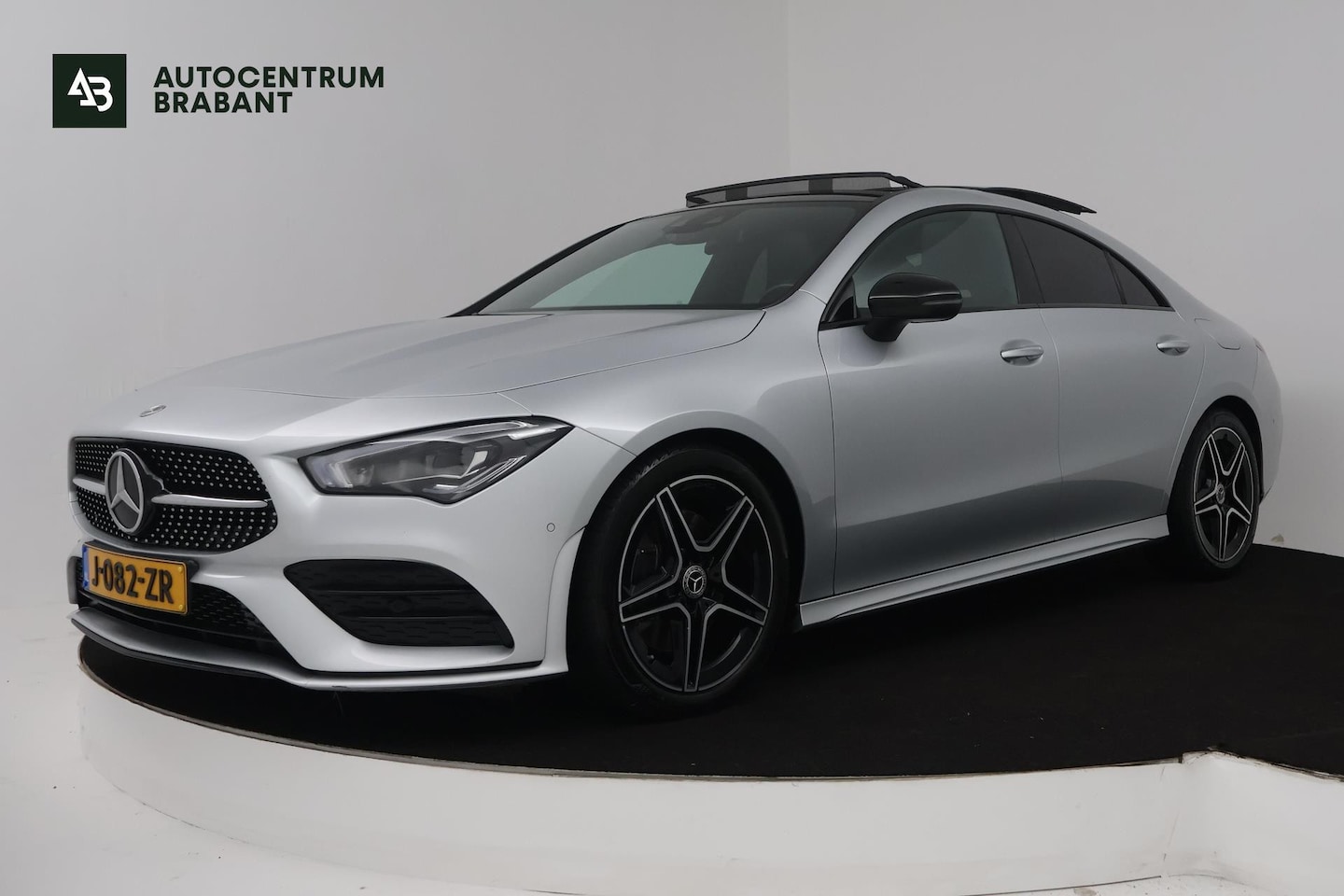 Mercedes-Benz CLA-Klasse - 200 Business Solution AMG (PANO, TREKHAAK WEGKLAPBAAR, SFEERVERLICHTING, STOELVERWARMIN) - AutoWereld.nl