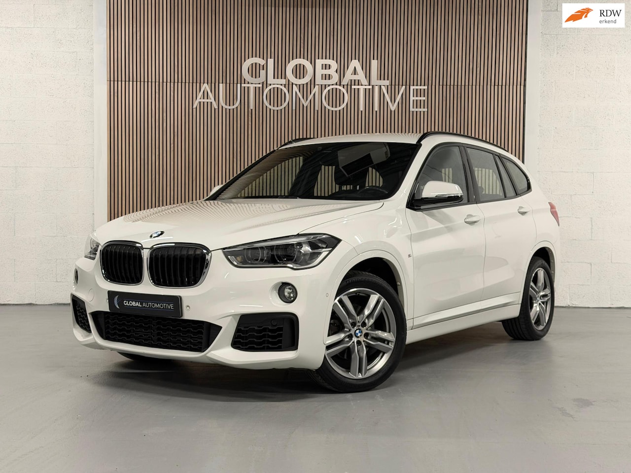BMW X1 - SDrive18i High Executive - M PAKKET - AUTOMAAT - NAVIGATIE - AutoWereld.nl