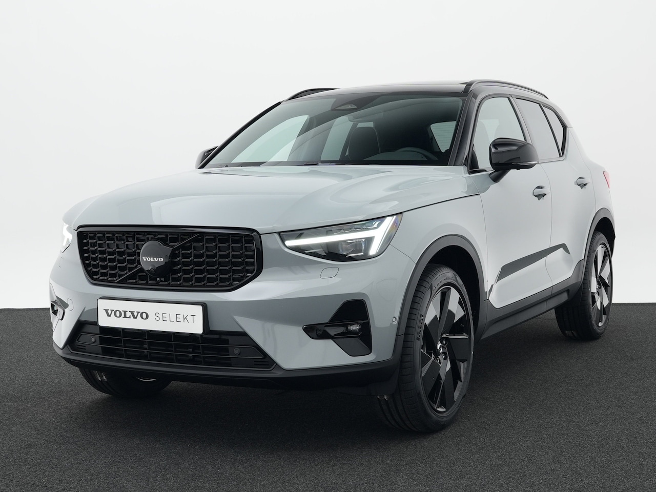Volvo XC40 - B4 Plus Black Edition | Harman Kardon | 360° Camera | Panoramadak | 20" | Trekhaak | Nubuc - AutoWereld.nl