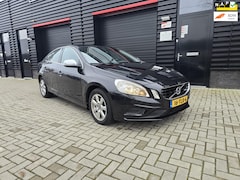 Volvo S60 - 1.6 DRIVe R-Design / AUTOMAAT / NAVI / PDC / ELEC. PAKKET / NAP