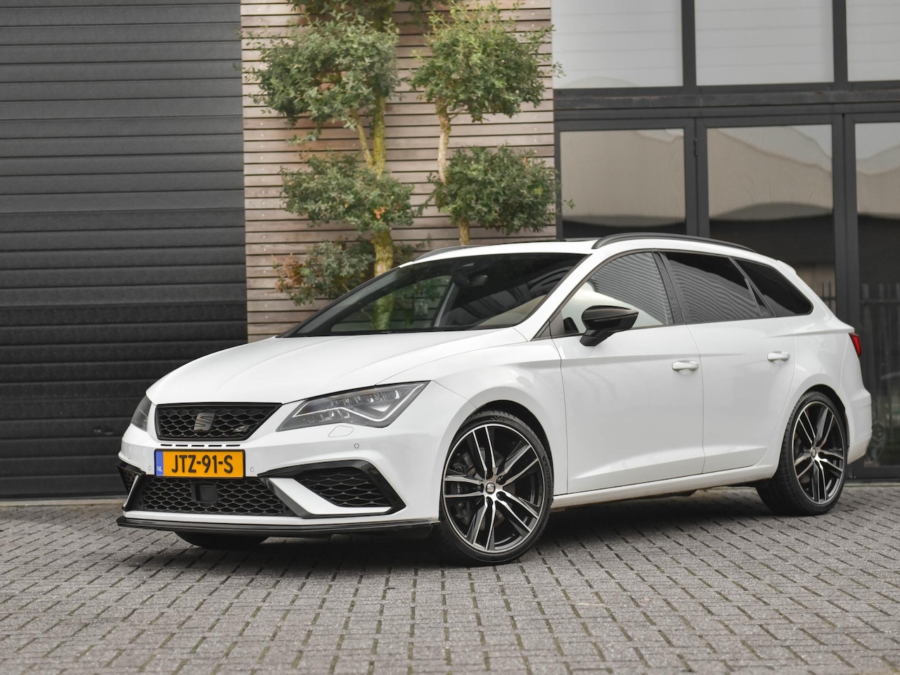 SEAT Leon ST - 2.0 TSI CUPRA 300 Panoramadak Adaptive Cruise control Beats audio 19 inch velgen - AutoWereld.nl