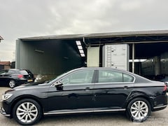 Volkswagen Passat - 1.4 TSI 150pk 7-traps aut + f1 Highline sedan - navi - camera - front + line assist - stuu